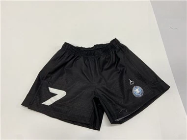 Pantalones cortos 100 % poliéster.